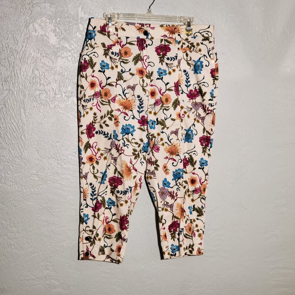 NWOT CHICO'S SIZE 15 FLORAL CAPRIS